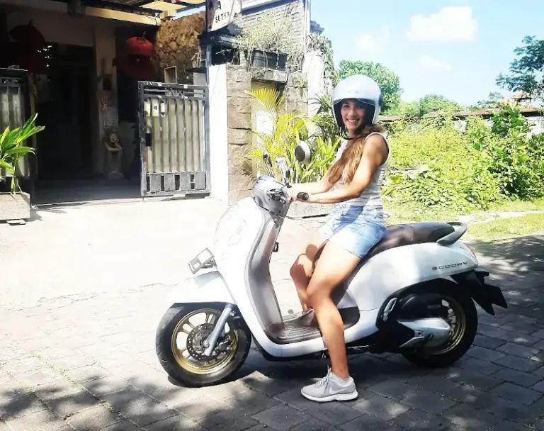Persona montada en una moto en Bali