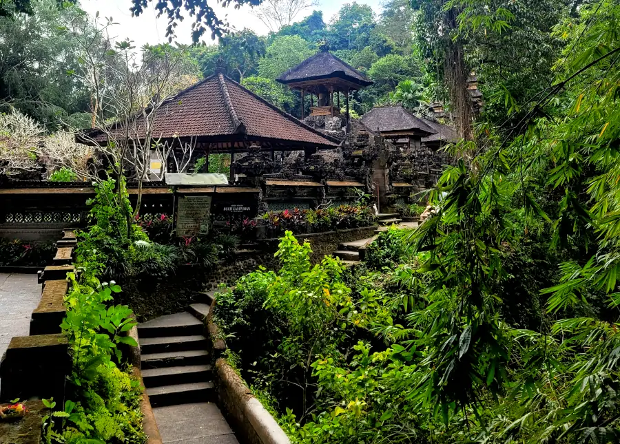 Templo balinés rodeado de vegetación tropical en el inicio del sendero de Campuhan Ridge Walk.