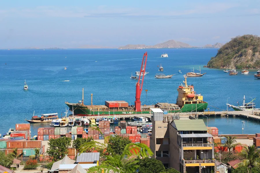 Puerto de Labuan Bajo, principal punto de salida de las excursiones al Parque Nacional de Komodo.