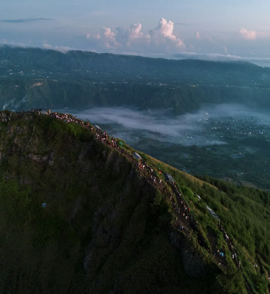 Cresta del Monte Batur con sendero de trekking y excursionistas durante la salida del sol