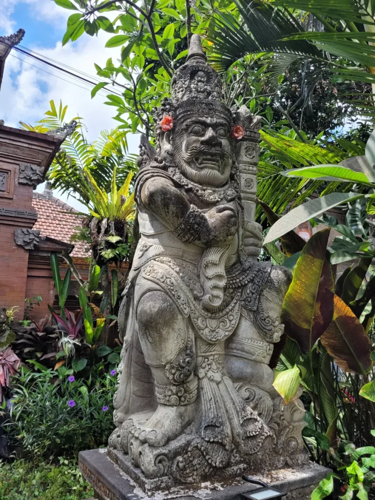 Estatua tradicional balinesa tallada en piedra en los jardines de Ubud Palace.