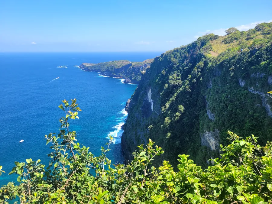acantilados de Nusa Penida sobre el océano en Bali
