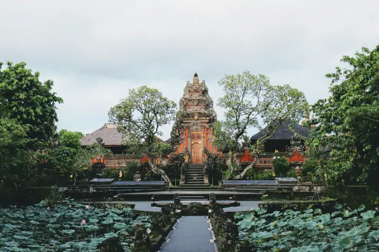 Pura Taman Saraswati en Ubud, uno de los templos de Bali rodeado de estanques de loto.