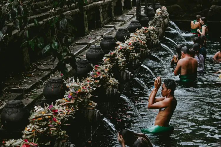 Creyentes realizando el ritual de purificación en Pura Tirta Empul, Bali.