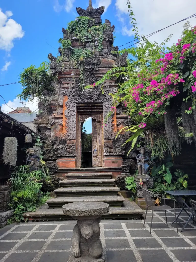 puerta de acceso tradicional balinesa en el centro de Ubud Bali
