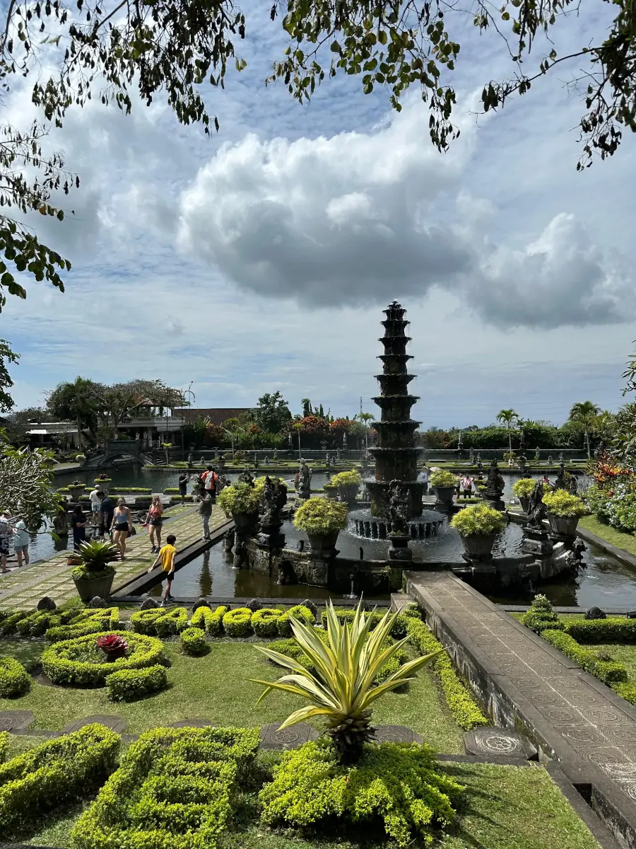 Jardines y fuentes del palacio del agua Tirta Gangga en Bali, Indonesia