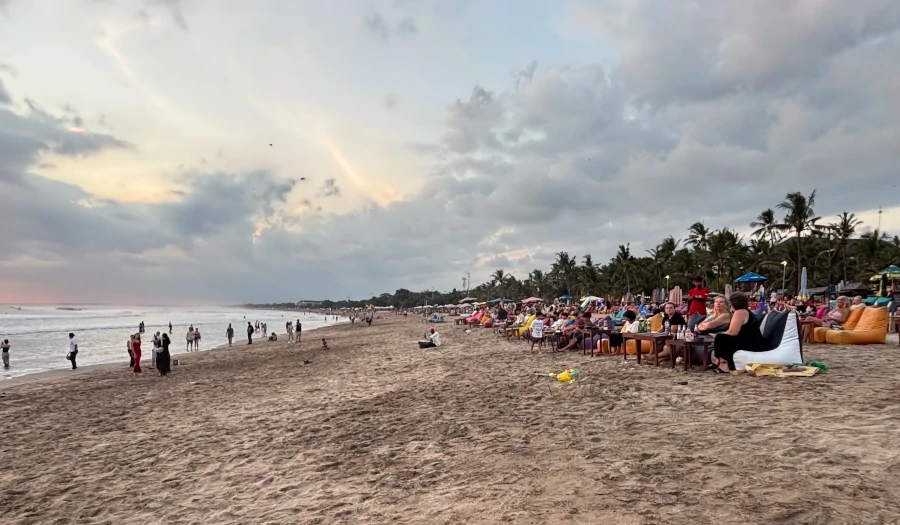 Beach bars en Legian Beach con pufs y sillas frente al mar al caer la tarde