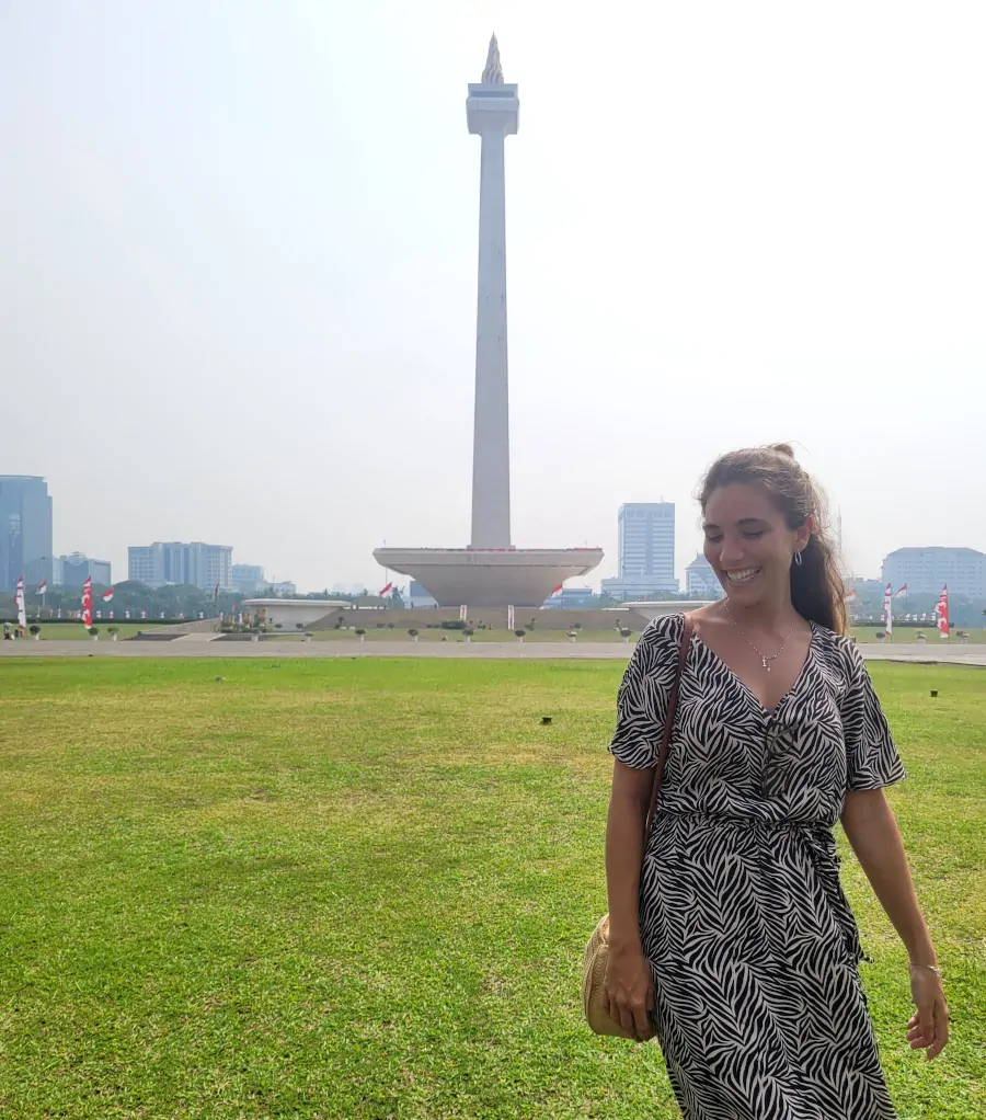 Viajera frente al Monas, el Monumento Nacional de Indonesia, en la plaza Merdeka de Yakarta.
