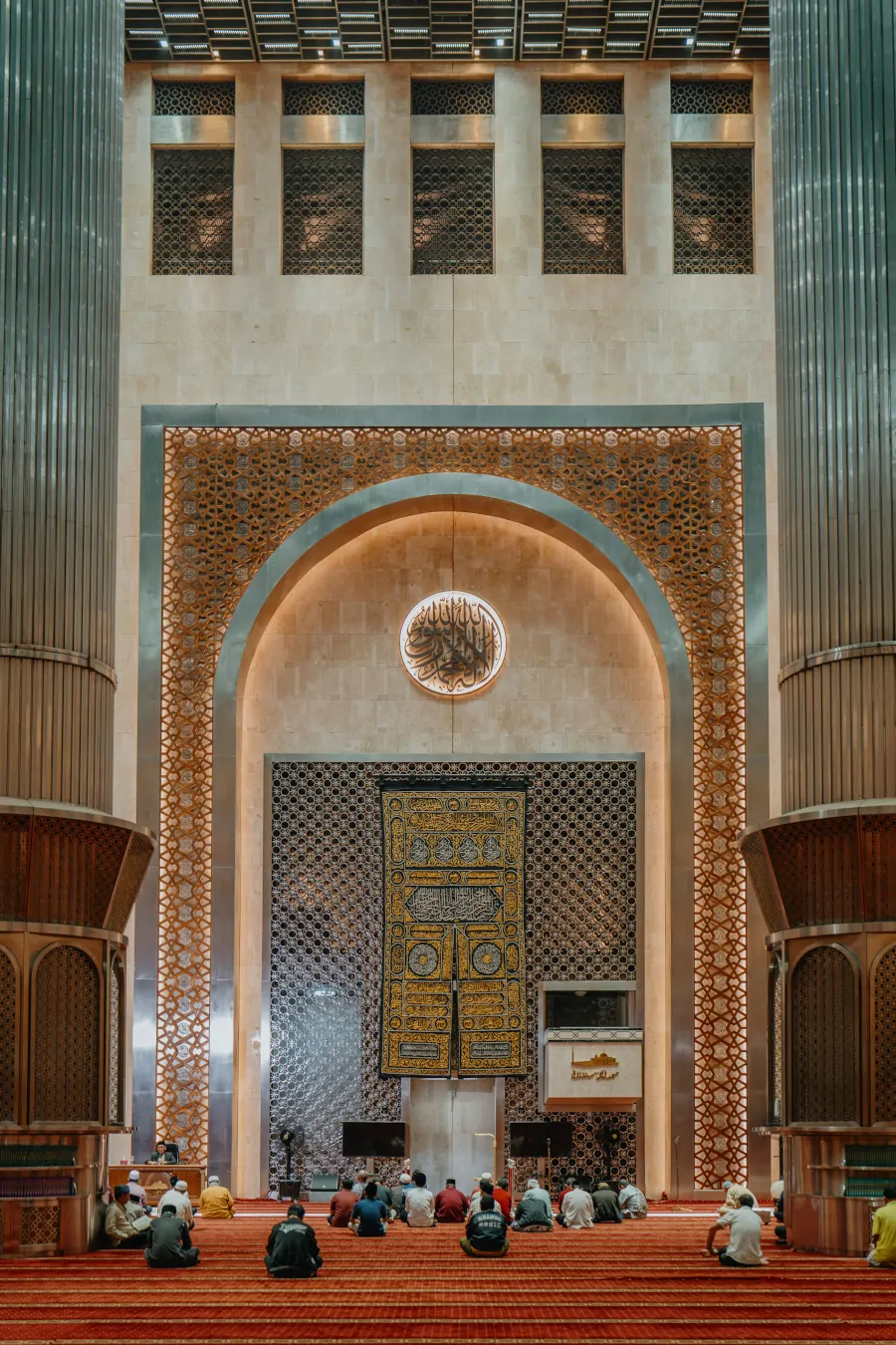Interior de la Mezquita Istiqlal, con la sala de oración principal y detalles geométricos.