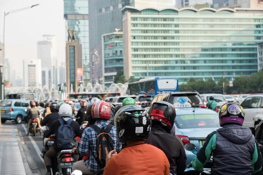 Tráfico intenso en una avenida de Yakarta con coches y motos durante la hora punta