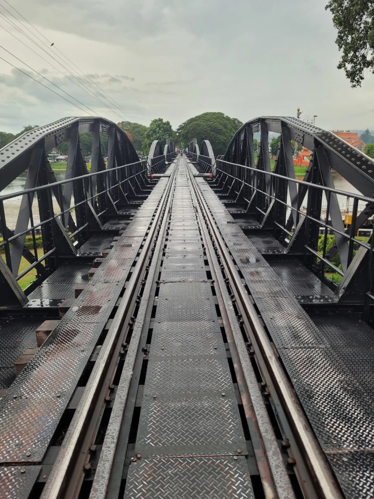 puente sobre el río Kwai en Kanchanaburi, viajar a Tailandia, que ver en Kanchanaburi