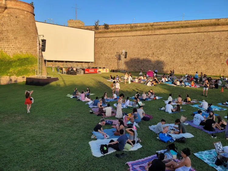 Cine al aire libre en el Castillo de Montjuïc. qué hacer en Barcelona