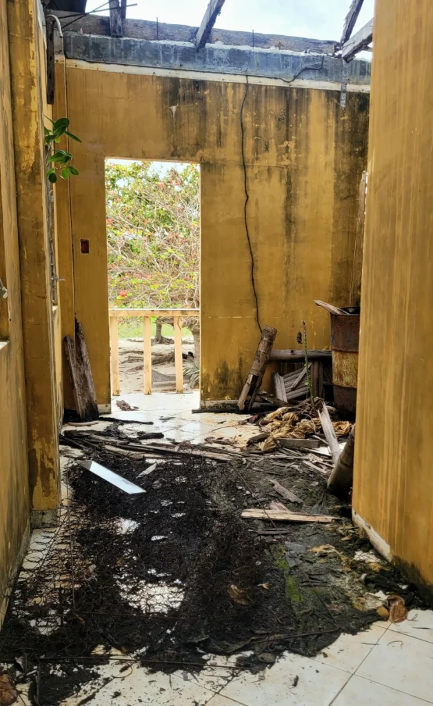Resort abandonado en Bantigue Beach