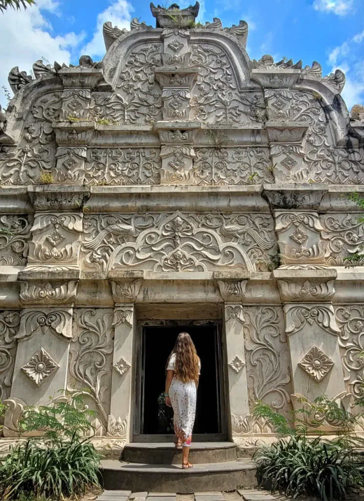 Entrada ornamental de Taman Sari en Yogyakarta, con relieves de piedra del antiguo complejo privado del sultán.