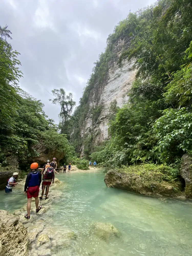 viajar a Filipinas, vacaciones en Filipinas, qué ver en Cebú, Canyoneering en  Kawasan Falls