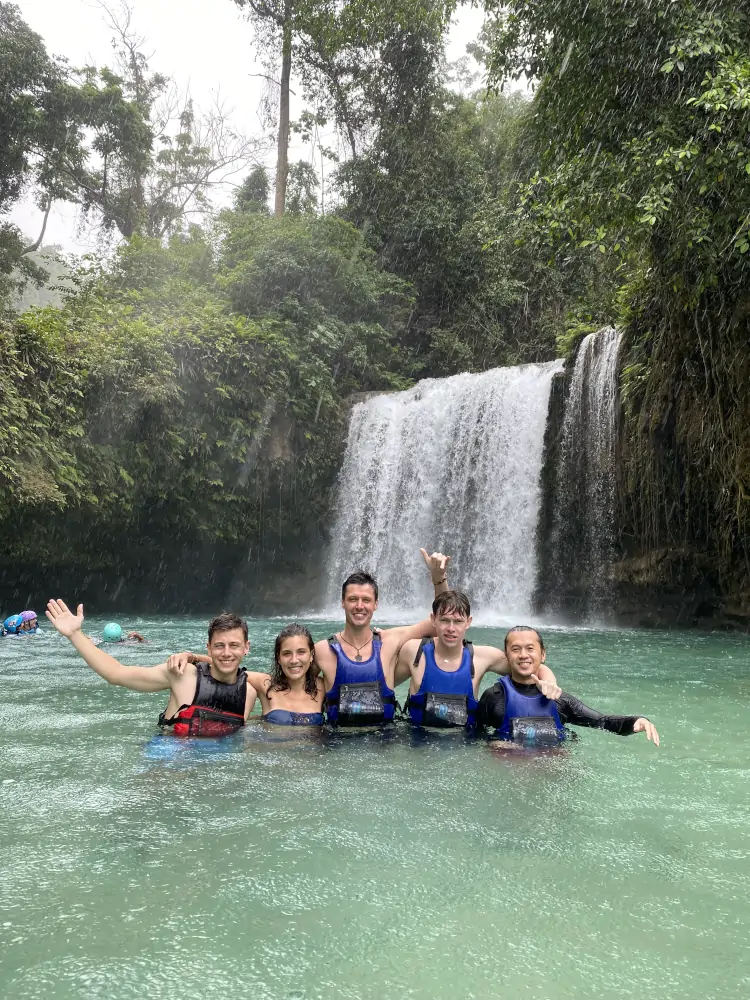 viajar a Filipinas, vacaciones en Filipinas, qué ver en Cebú, Barranquismo en  Kawasan Falls