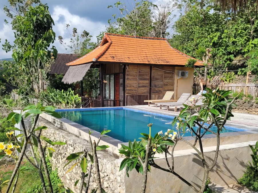 Bungalow con piscina en Nusa Penida rodeado de vegetación, una opción de alojamiento tranquila en la isla