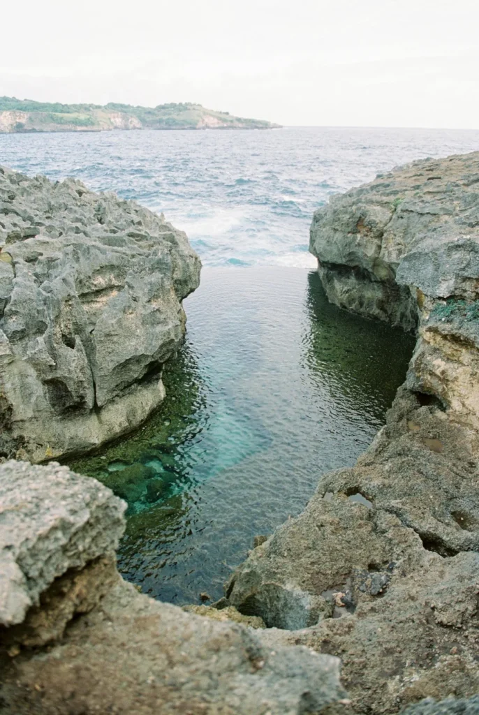Angel’s Billabong en Nusa Penida visto desde arriba, piscina natural entre rocas junto al mar