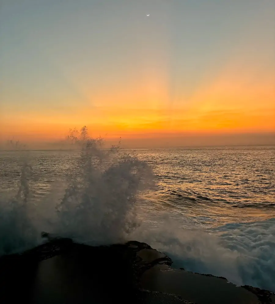 Atardecer en Devil’s Tears, Nusa Lembongan, con olas rompiendo contra la costa