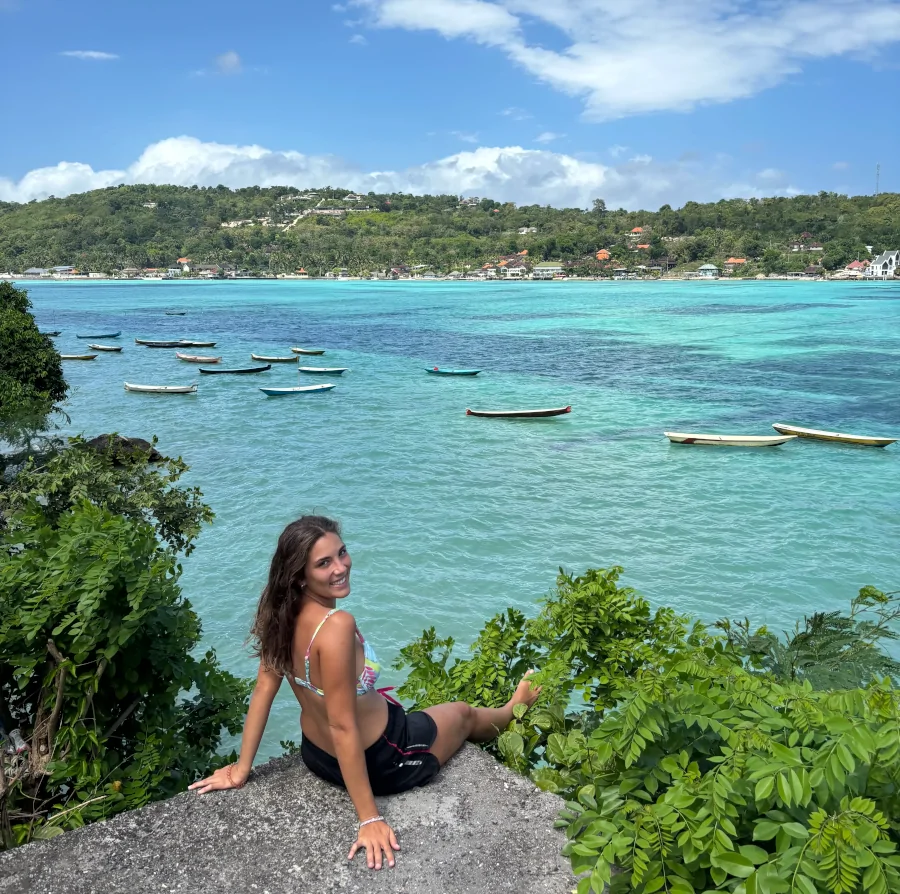 Mirador a las granjas de algas en Nusa Lembongan con aguas turquesa y barcas tradicionales
