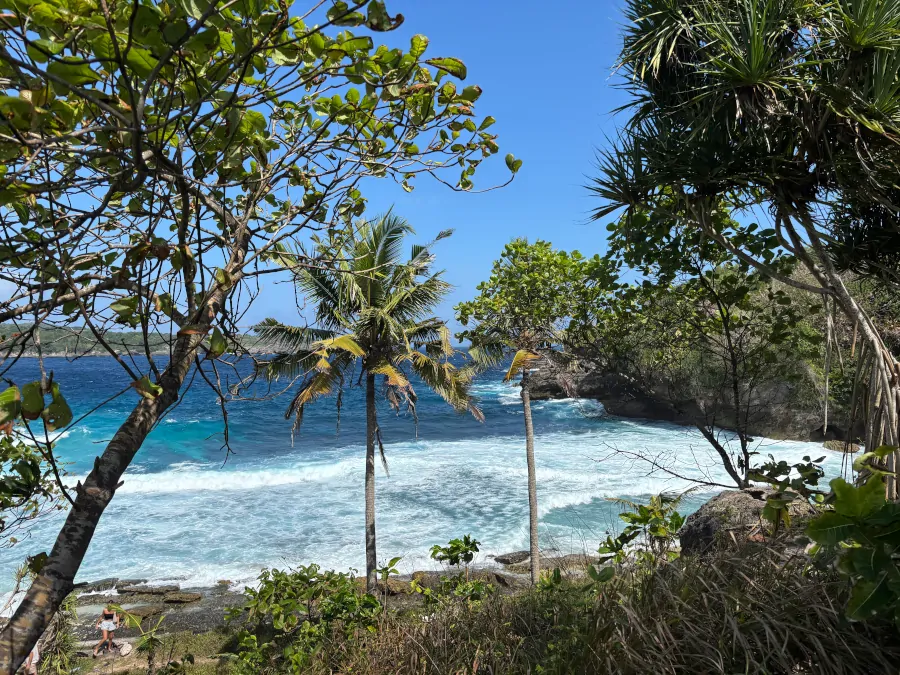 Secret Beach en Nusa Ceningan con costa salvaje y mar azul en Indonesia