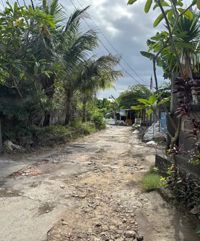 Camino de tierra en Nusa Lembongan, típico de algunas carreteras por las que se circula en moto