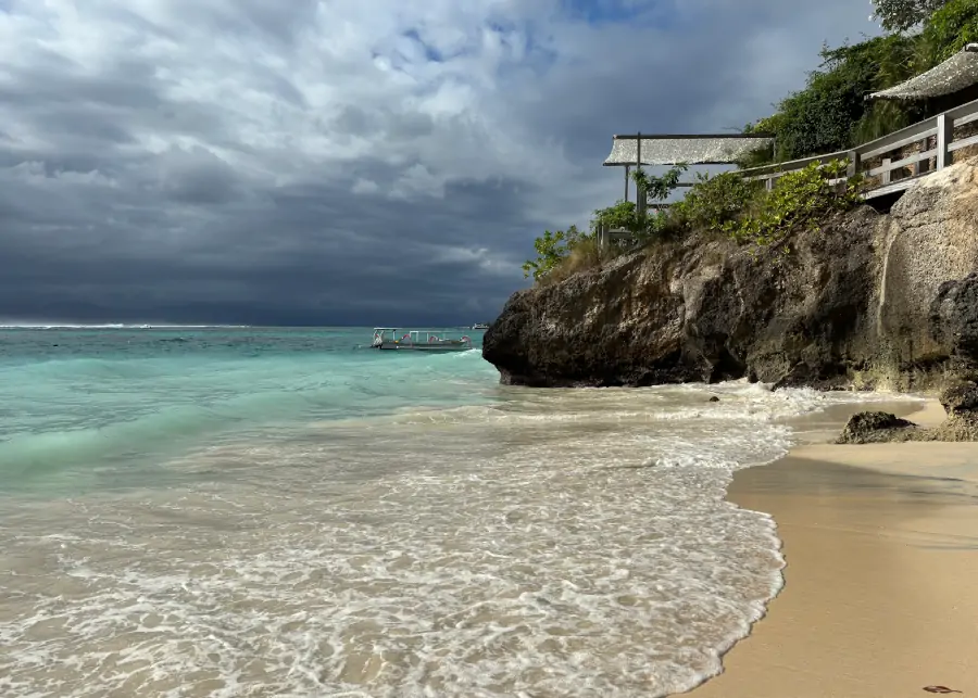 Coconut Beach en Nusa Lembongan, una pequeña cala de arena clara y agua turquesa junto a los acantilados