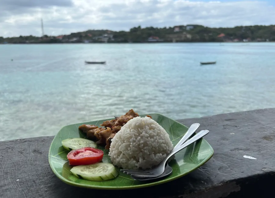 Plato de arroz con pollo en Nusa Ceningan