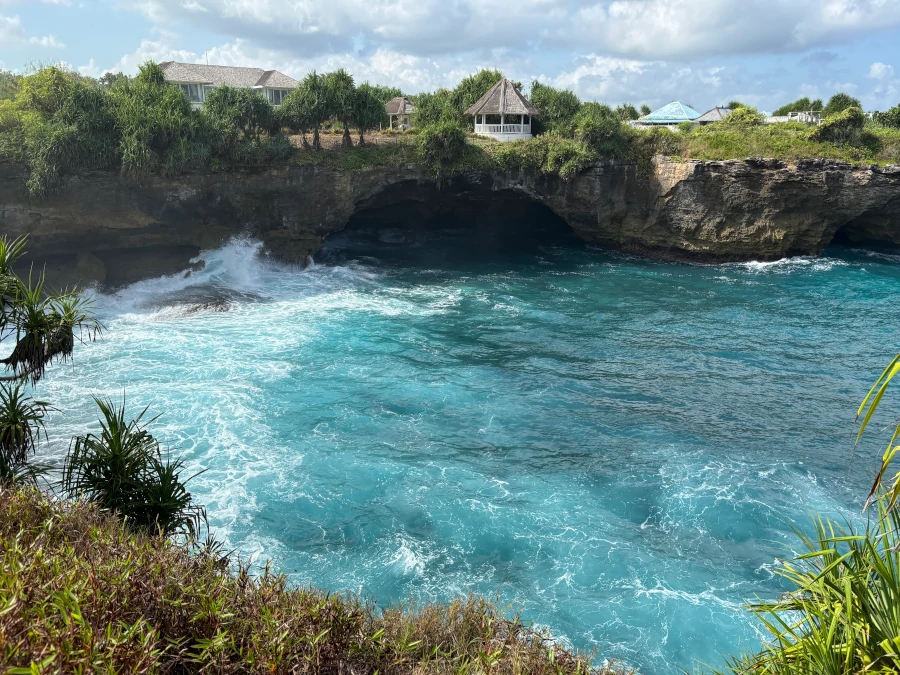 Piscina natural y cueva en los acantilados de Dead Pool, en Nusa Lembongan, con el mar rompiendo debajo
