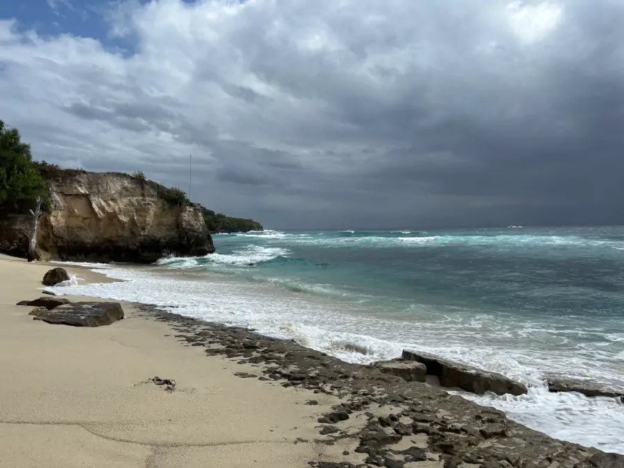 Hidden Beach en Nusa Lembongan, una pequeña cala de arena clara con acantilados y mar abierto