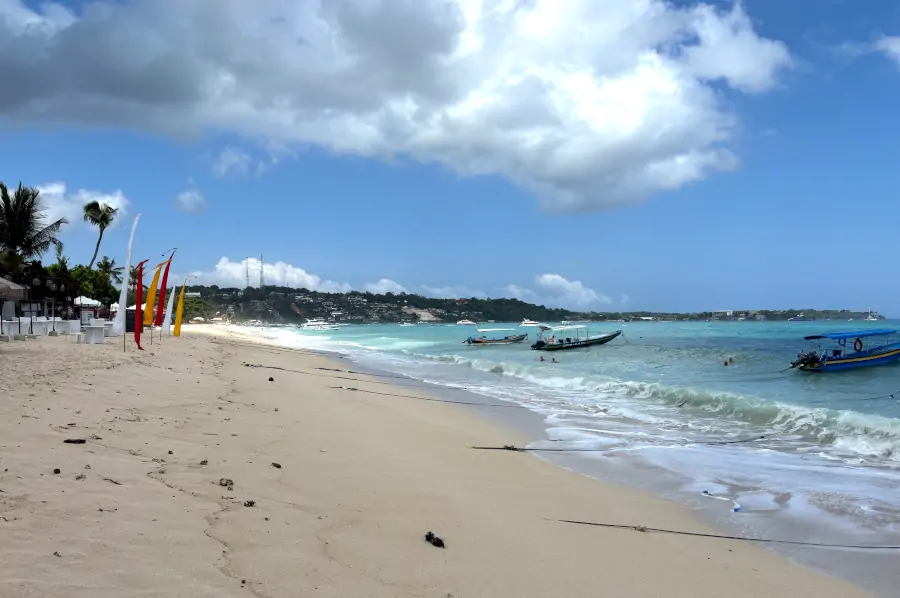 Jungutbatu Beach, la playa principal de Nusa Lembongan, con arena clara, barcas tradicionales y mar azul