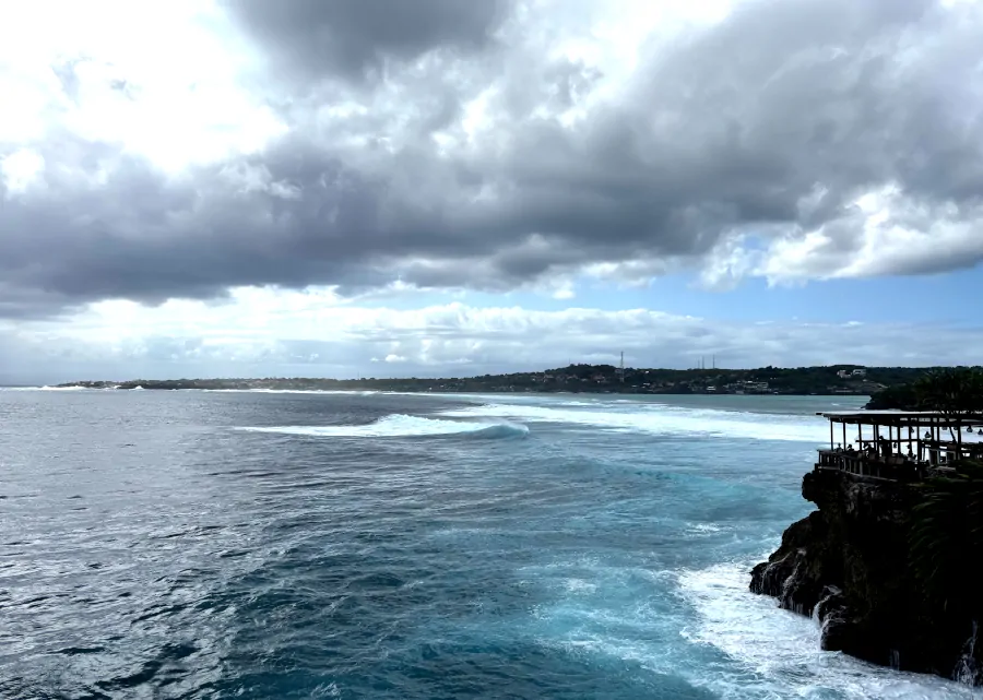 Vistas desde Mahana Point en Nusa Ceningan con acantilados y océano Índico