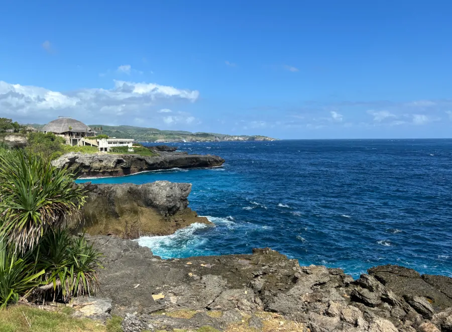 Mirador en Nusa Ceningan con acantilados rocosos y vistas al océano Índico