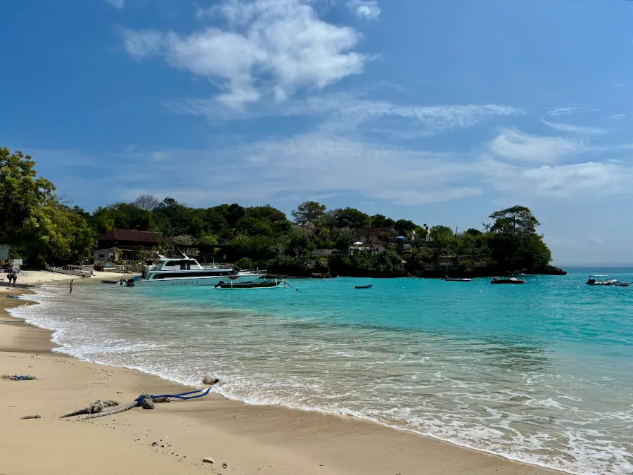 Mushroom Bay, una playa de aguas turquesas en el suroeste de Nusa Lembongan, rodeada de vegetación