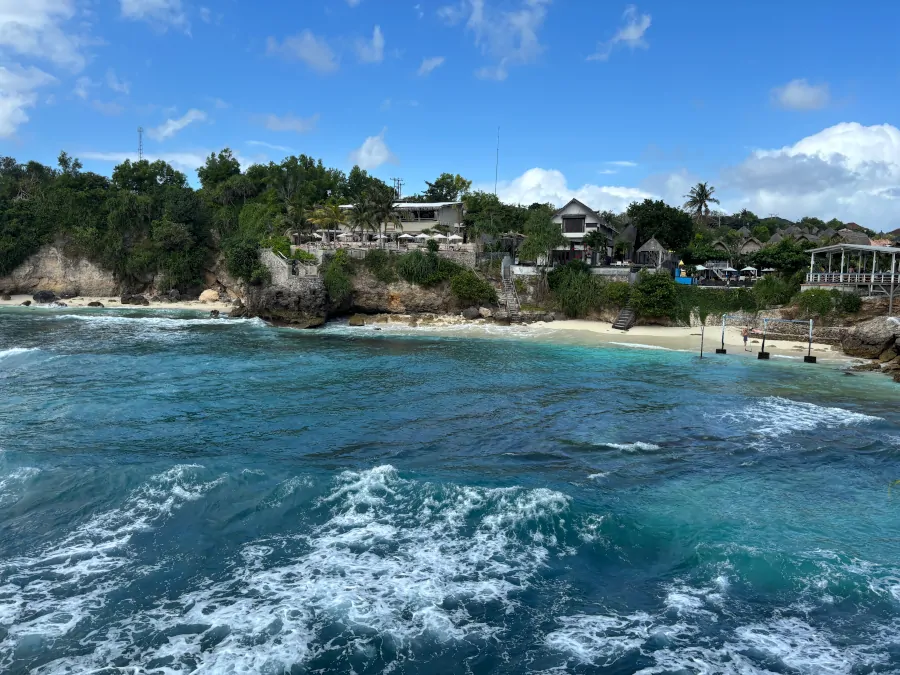 Playa Secret Point Beach en Nusa Ceningan vista desde el acantilado de Mahana Point