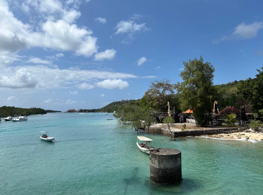 Canal de aguas azules que separa Nusa Ceningan de Nusa Lembongan
