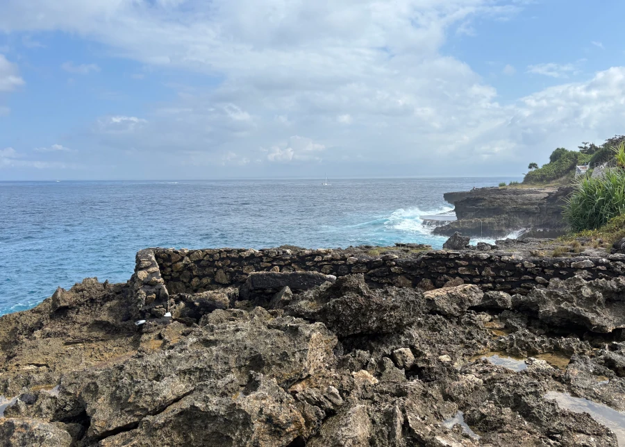 Costa rocosa y mar azul en la zona de Dead Pool, Nusa Lembongan.