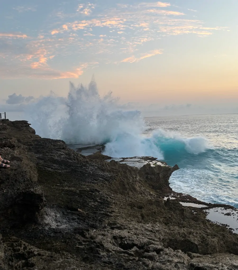 Ola rompiendo contra los acantilados en Devil’s Tears, en Nusa Lembongan, levantando una gran cortina de agua