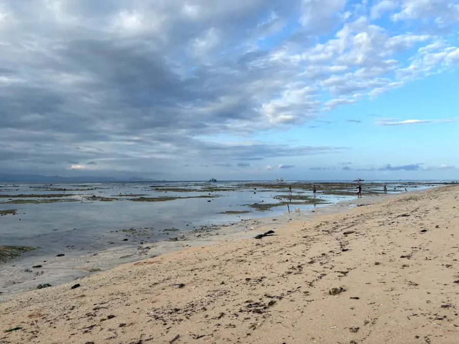 Mahagiri Beach, en el norte de Nusa Lembongan, una playa amplia de arena fina y aguas poco profundas