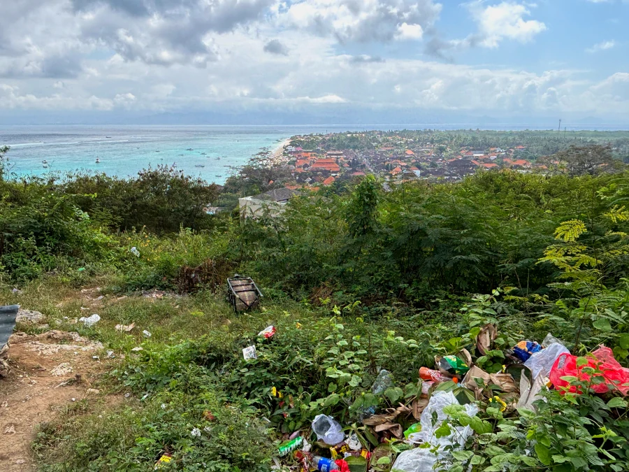 Vistas del pueblo de Jungutbatu y la costa desde Panorama Point en Nusa Lembongan