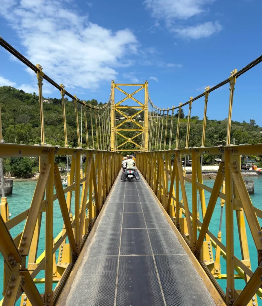 Puente Amarillo entre Nusa Lembongan y Nusa Ceningan visto desde el centro, cruzado en moto