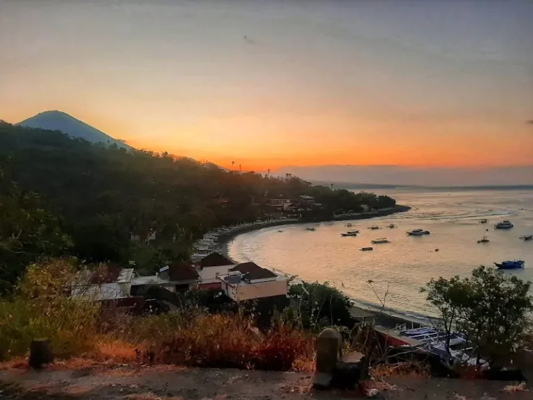 Atardecer en Amed, con el volcán Agung de fondo.