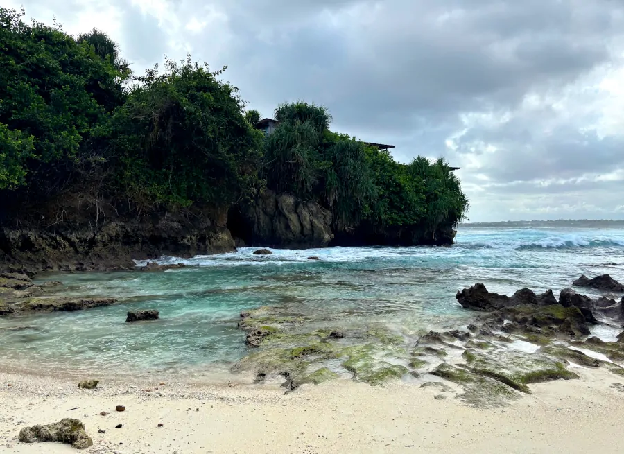 Secret Point Beach en Nusa Ceningan, cala rocosa con arena blanca y aguas turquesas