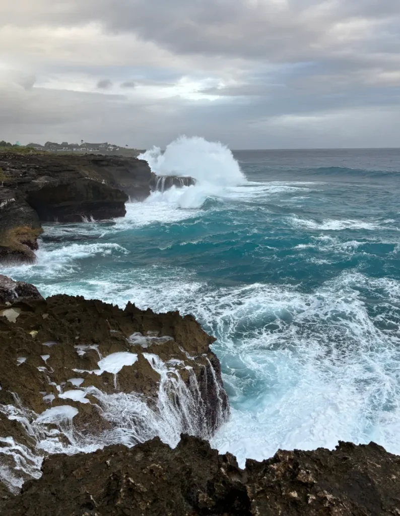 Olas rompiendo contra los acantilados en Sunset Point, Nusa Lembongan.