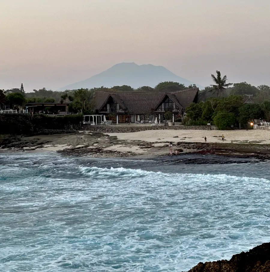 Vistas desde Devil’s Tears hacia Sandy Bay con el volcán Agung al fondo en Nusa Lembongan