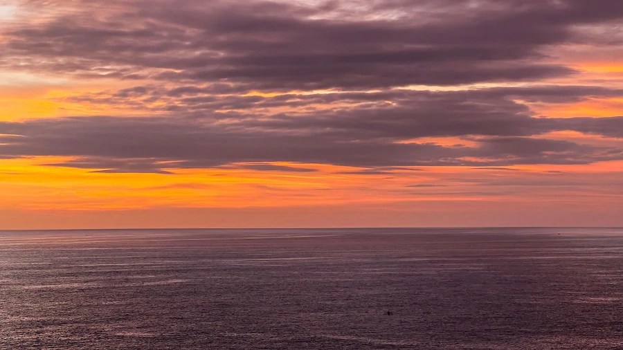 atardecer sobre el océano en la costa de Uluwatu Bali