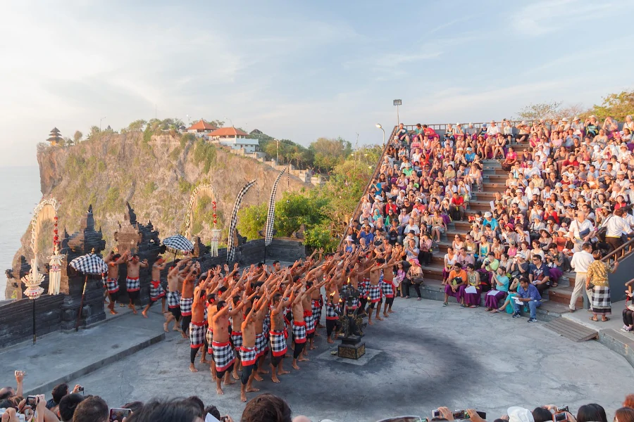 espectáculo de danza Kecak en el anfiteatro de Pura Uluwatu Bali