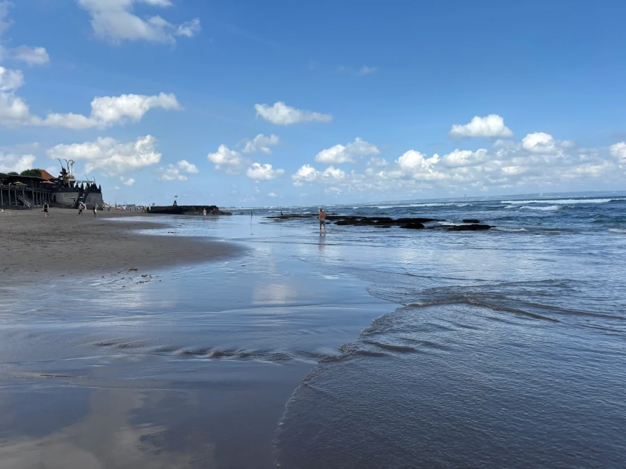 playa de Canggu con oleaje en la costa suroeste de Bali