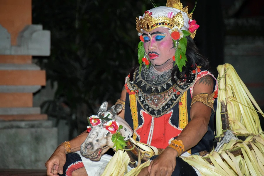 bailarín de danza balinesa tradicional durante un espectáculo en Ubud Bali