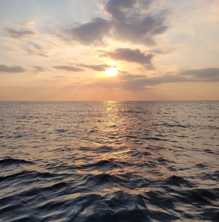 Atardecer en barco durante tour de snorkel en las Islas Gili, Indonesia